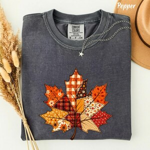 Comfort Colors® Retro Patchwork höstlövskjorta, höstlövskjorta, löv-T-shirt, höstskjorta dam, Thanksgiving-present till henne, söt höst-T-shirt