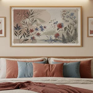 Op de afbeelding: Een slaapkamer met een bed met een houten hoofdbord, kussens en een roestkleurige sprei. Boven het bed hangen ingelijste botanische kunstprints in neutrale tinten. Een vaas met droogbloemen staat op een bijzettafel.