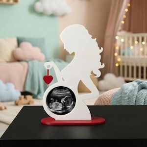 Può includere: Un set di tre tazze in ceramica con finitura opaca e macchiettata. Le tazze sono nei toni del crema, grigio chiaro e grigio scuro. Ogni tazza ha un design semplice e minimalista.