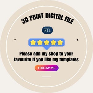 K&ouml;nnte beinhalten: Eine wei&szlig;e Keramik-Tasse mit schwarzem Henkel und dem Text "But First, Coffee" in schwarzer, handschriftlicher Schrift. Die Tasse steht auf einer wei&szlig;en Oberfl&auml;che.