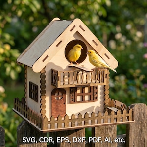 Könnte beinhalten: Ein Vogelhaus aus Holz mit kleinem Balkon und Zaun, bewohnt von zwei gelben Kanarienvögeln. Das Vogelhaus ist aus hellem Holz mit dekorativen Ausschnitten gefertigt. Text unten: SVG, CDR, EPS, DXF, PDF, AI, etc.