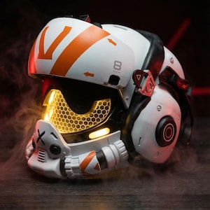 Puede incluir: Un casco futurista blanco con detalles en naranja y una visera de panal. El casco tiene una protección para el cuello y auriculares negros. La visera emite un brillo amarillo cálido. El casco tiene el número 8 y la palabra ZHAN.