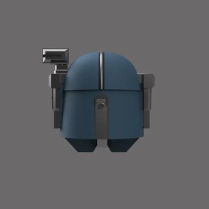 Puede incluir: Una figura azul y gris con forma de robot con una parte superior redondeada y accesorios rectangulares. La figura tiene una franja plateada vertical en el centro y est&aacute; sobre un fondo gris.