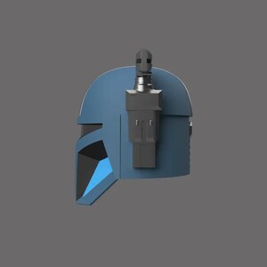 Puede incluir: Un casco azul mandaloriano con un accesorio lateral y un fondo gris oscuro. El casco tiene una forma distintiva con rasgos angulares y un &aacute;rea de visor con un acento azul.
