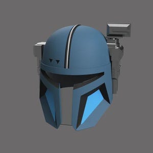 Puede incluir: Casco mandaloriano azul y gris con un dise&ntilde;o distintivo. El casco presenta una franja blanca central, formas geom&eacute;tricas y un dispositivo montado lateralmente. La est&eacute;tica general sugiere un tema futurista de ciencia ficci&oacute;n.