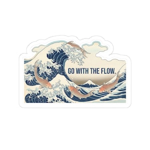 Op de afbeelding: Een sticker met een gestileerde illustratie van koi-karpers die in een golf zwemmen, met de tekst "GO WITH THE FLOW". Het ontwerp maakt gebruik van blauwe, beige en oranje tinten, die doen denken aan traditionele Japanse kunst.