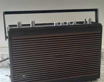 Radio Europhon Derby Continental de los años 70: radio vintage restaurada con Bluetooth 5.0 y efecto de puntos LED. Diseño italiano único.