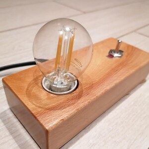 Handgjord "Retro Controller"-lampa – Spegelpolerat trä och vintage-vippa – Unikt samlarobjekt