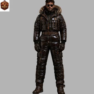 Puede incluir: Un traje de nieve acolchado, brillante y de color marrón oscuro, con cuello alto y capucha forrada de piel sintética, cinturón con hebilla, múltiples bolsillos con cremallera en el pecho y las piernas, mangas largas y botas marrones a juego.