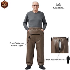 Puede incluir: Pantalones adaptables marrones con cremallera frontal para acceso al baño y cremallera trasera. Los pantalones están hechos de un material suave. El texto "Soft Adaptive" es visible en la imagen.