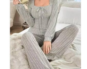 Conjunto de pijama feminino em malha canelada com decote quadrado, macio e confortável.
