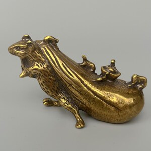 Puede incluir: Un juego de tres tazas de cerámica con un acabado moteado y mate. Las tazas son de color crema, gris claro y gris oscuro. Cada taza tiene un diseño simple y minimalista y un asa redondeada.