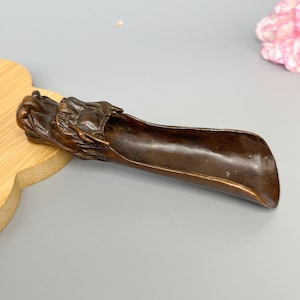 Pode incluir: Um conjunto de três canecas de cerâmica com acabamento fosco e salpicado. As canecas são em tons de creme, cinza claro e cinza escuro. Cada caneca tem um design simples e minimalista e uma alça arredondada.