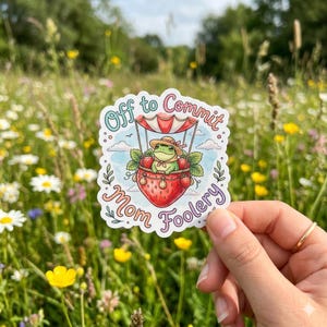 Pegatina de rana "Off to Commit Mom Foolery", calcomanía de vinilo impermeable de rana fresa linda para laptop, botella de agua, idea de regalo para mamá, estilo cottagecore.