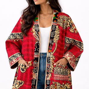 Kurtka Kantha w stylu vintage, ręcznie robiony patchworkowy płaszcz, czerwone kimono boho, ubrania z recyklingu