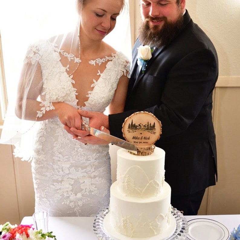 Topper de gâteau de mariage de montagne rustique Topper de gâteau darbre Topper de gâteau en bois Topper gravé Topper de gâteau personnalisé Topper personnalisé fait à la main image 6