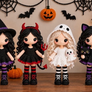 Può includere: Quattro bambole all'uncinetto vestite con costumi di Halloween. La prima indossa un cappello da strega e tiene un secchiello a forma di zucca. La seconda ha corna rosse e un forcone. La terza indossa un cappuccio da fantasma e tiene un piccolo fantasma. La quarta ha orecchie da gatto e tiene un gatto nero.