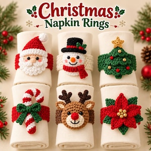 Op de afbeelding: Een set van zes gehaakte servetringen met kerstmotieven, waaronder een kerstman, een sneeuwpop, een groene kerstboom, een zuurstok, een rendier en een rode kerstster, elk gewikkeld om een opgevouwen crèmekleurig servet.