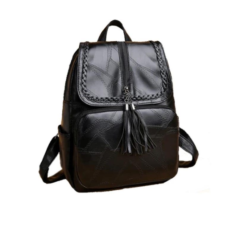 K&ouml;nnte beinhalten: Schwarzer Rucksack mit geflochtenem &Uuml;berschlag und Quasten-Rei&szlig;verschlussanh&auml;nger. Der Rucksack hat eine Vordertasche und verstellbare Schultergurte. Das Material ist strukturiert.