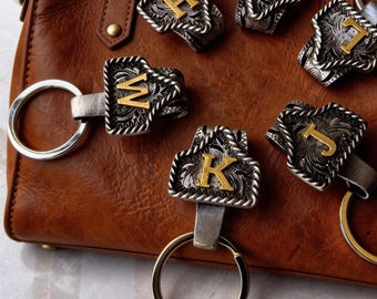 Colgantes metálicos personalizados con iniciales, llaveros y adornos para bolsos hechos a mano con una sola letra, perfectos para cumpleaños y bodas.
