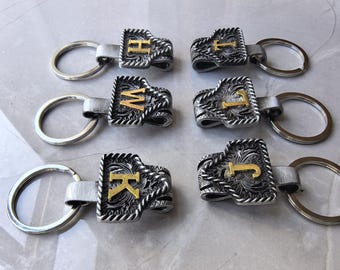 Dijes de nombre inicial de metal personalizados, llaveros de una sola letra hechos a mano, dijes para bolsos, regalos de cumpleaños o bodas.