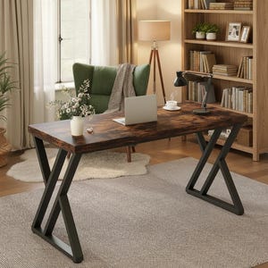 Puede incluir: Un escritorio rectangular con superficie de madera marrón oscuro y patas de metal negro en forma de X. El escritorio sostiene una computadora portátil plateada, un florero blanco con flores y una taza blanca. Una lámpara negra está a la derecha.