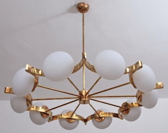 Plafondlamp in jaren 50-stijl, enorme kroonluchter van muranoglas en messing