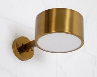 Apliques de pared modernos de latón macizo hechos a mano, de estilo italiano.