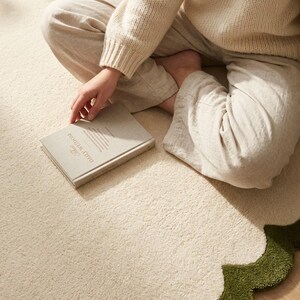 Alfombra de lana tejida a mano con borde festoneado, borde verde oliva crema, decoración minimalista moderna para sala de estar. imagen 3