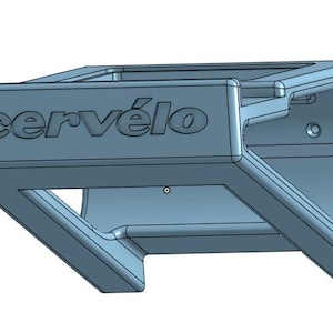 Puede incluir: Un accesorio para bicicletas de color azul claro con la palabra "cervélo" en relieve en la parte delantera. El artículo tiene una parte superior rectangular y una base triangular, con un lado curvo. Parece ser un soporte de pared.