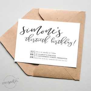 Peut inclure: Une invitation blanche avec un texte calligraphié noir, "Simone's thirtieth birthday!" est placée dans une enveloppe marron. La carte comprend les détails de l'événement : date, heure, lieu et informations RSVP. Les mots "Simply Sweet Art" sont imprimés en bas à gauche.