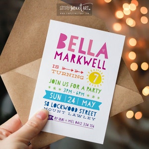 Puede incluir: Una invitación colorida a una fiesta de cumpleaños para Bella Markwell, que cumple 7 años. La invitación presenta un esquema de color arcoíris con un sol y flechas. El texto dice "Bella Markwell cumple 7 años. Únase a nosotros para una fiesta de 3PM-6PM Dom 24 May 58 Lockwood Street Mount Lawley."