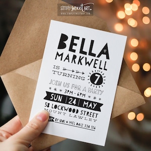 Op de afbeelding: Zwart-witte verjaardagsuitnodiging voor Bella Markwell die 7 jaar wordt. De uitnodiging bevat een zon met het nummer 7 erin, pijlen en de tekst "Doe mee met ons feest 15:00-18:00 uur Zo 24 mei 58 Lockwood Street Mount Lawley".