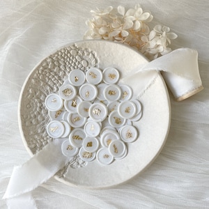 mini pegatina WAX SEAL de 20 mm - blanco metálico con detalle de lámina dorada - invitaciones de boda hechas a mano, sobres elegantes, tarjetas de lugar, menús