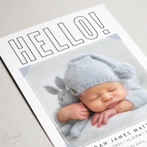 BA114 DIGITAL Birth Announcement design - nouvelle carte photo mignonne pour bébé garçon - Configuration de la carte pliée | bonjour les statistiques du cadre de titre FICHIER IMPRIMABLE