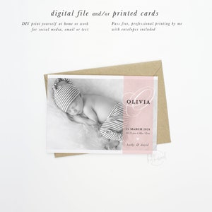 BA121 IMPRIMÉ Conception d’annonce de naissance - carte photo de bébé fille - joli modèle moderne | script de superposition transparent rose inc. ENVELOPPES