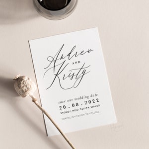 BESOTTED DESIGN | 結婚式のお知らせの日付を保存 - 洗練されたカップルのための印刷可能なデジタルファイルのエレガントなカリグラフィースクリプト