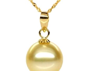 Könnte beinhalten: Eine goldfarbene Halskette mit Anhänger, die eine große, runde, glänzende Perle zeigt. Die Perle hängt an einer goldenen Öse und einer feinen Goldkette. Die Halskette ist vor einem weißen Hintergrund platziert, um die Eleganz des Schmucks hervorzuheben.