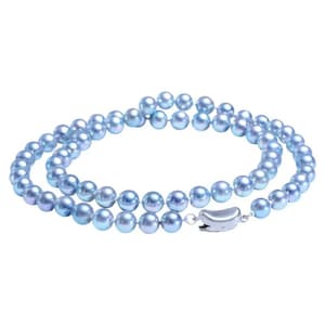 Puede incluir: Un collar de perlas azul claro con un cierre plateado. El collar está compuesto por numerosas perlas redondas e iridiscentes. Las perlas tienen un brillo sutil y están ensartadas para formar una doble hebra.