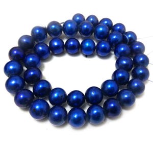 Puede incluir: Un hilo circular de cuentas redondas de color azul real vibrante con un acabado liso y brillante. Las cuentas son uniformes en tama&ntilde;o y forma, dispuestas en un bucle continuo, reflejando la luz en sus superficies pulidas.