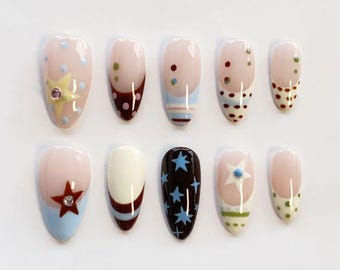 Unghie a pois con stelle/Unghie finte blu/Unghie lunghe a mandorla/Unghie retrò Y2K/Unghie a righe colorate/Unghie kawaii per tutti i giorni/Unghie personalizzate per compleanno