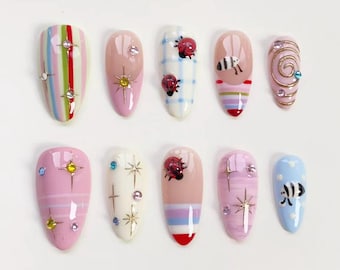 Rosa gestreifte Nägel/Druck auf die langen Mandel Nägel/Süße Kawaii Nägel/Bunte Stern Nägel/Marienkäfer Nägel/Chrom Swirl Nägel/Geburtstag Nägel