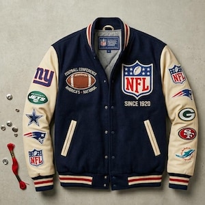 Peut inclure: Veste universitaire bleu marine et crème avec des logos et écussons d'équipes de la NFL. La veste a une fermeture boutonnée, des poignets rayés et le logo NFL. Le texte "SINCE 1920" est également visible.