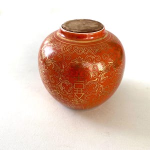 Vintage kinesisk ingefärskruka – Orangerött porslin med guldfärgade blommotiv – Traditionell kinesisk dekoration – 1900-talet
