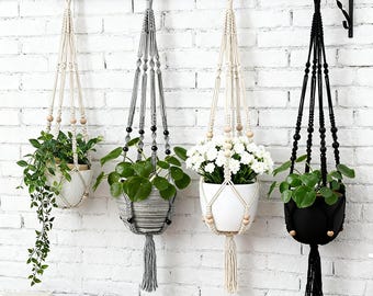 Macetero colgante de macramé: Macetero colgante de interior estilo boho con cuerda de algodón y detalle de borla.