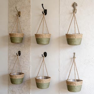 Könnte beinhalten: Ein Satz von drei Keramik-Nisttöpfen in verschiedenen Größen. Die Schalen haben eine gesprenkelte, cremefarbene Glasur mit leicht strukturierter Oberfläche. Jede Schüssel hat eine abgerundete Form und ein schlichtes, minimalistisches Design.