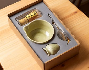 Japanese Matcha Tea Set – Ceramic Bowl, Bamboo Whisk, Scoop, Holder