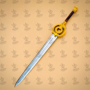 Puede incluir: Una espada decorativa con una empuñadura dorada y una hoja plateada. La empuñadura presenta un diseño circular. El mango es de color marrón oscuro. El fondo es de color beige claro con la palabra "SWORDS-MAKERS" repetida.