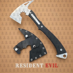 Pode incluir: Um machado tático com lâmina prateada e cabo preto, acompanhado por uma bainha de couro preta. O machado apresenta um design único com um recorte em forma de engrenagem perto da lâmina. O texto "RESIDENT EVIL" é exibido na parte inferior.