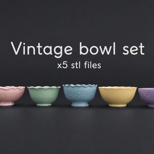 Op de afbeelding: Een set van vijf kommen in pastelkleuren, waaronder roze, lichtgroen, blauw, geel en paars, elk met een geschulpte rand en reli&euml;f bloemmotieven. De tekst "Vintage bowl set x5 stl files" staat boven de kommen weergegeven.